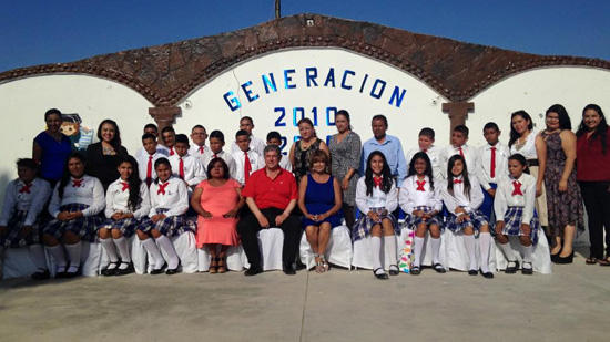 Felicita alcalde Salvador Lozano a alumnos en su graduación 