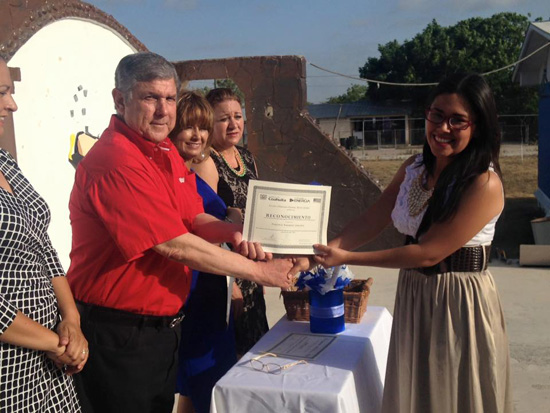 Felicita alcalde Salvador Lozano a alumnos en su graduación 