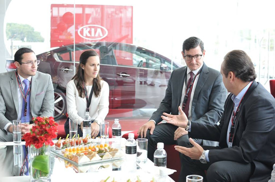 Acude Alcalde como invitado especial a la inauguración de Kia Motors 