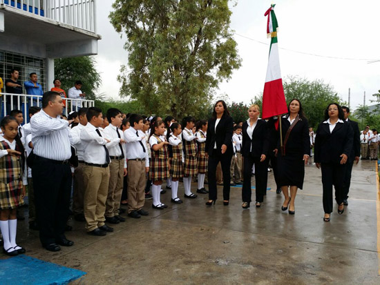 Con alumnos de la Secundaria Carlos Espinoza da la Bienvenida el Alcalde al Ciclo Escolar 2016-2017 