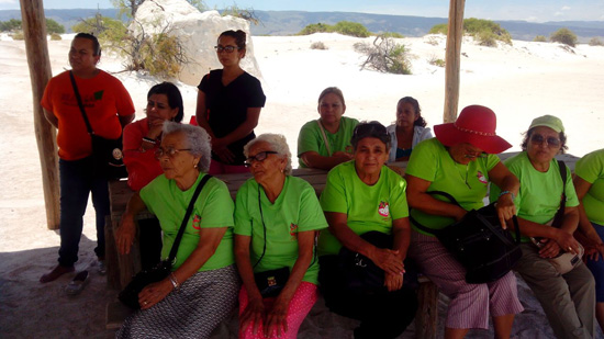 Disfrutan adultos mayores del DIF Nava viaje a Cuatro Ciénegas 