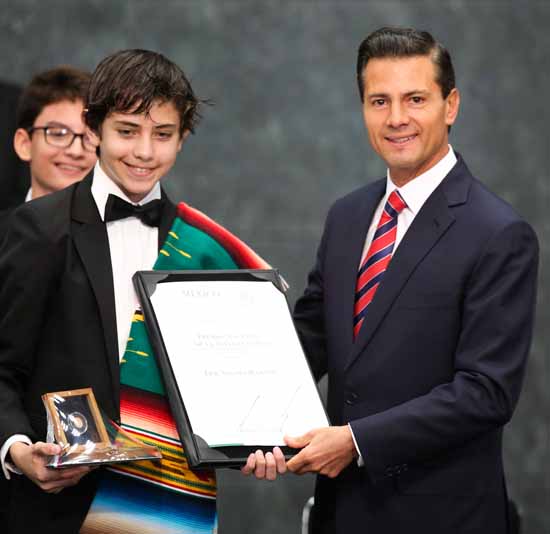 En el 2015, Premio Estatal de la Juventud, en el 2016, Premio Nacional 