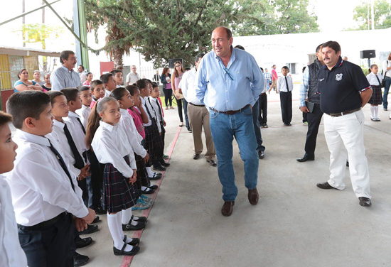 Encabeza Rubén Moreira entrega de 102 mil paquetes de zapatos y uniformes escolares 