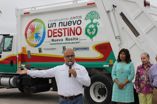 Entrega alcalde César Gutiérrez nuevo camión recolector de basura a Nueva Rosita 