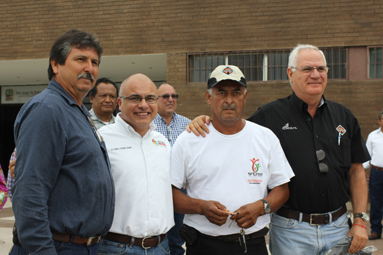 Entrega alcalde César Gutiérrez nuevo camión recolector de basura a Nueva Rosita 