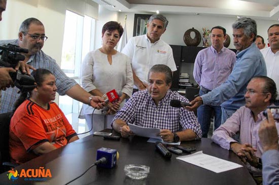 Entrega alcalde cheques a beneficiarios del Seguro de Vivienda 