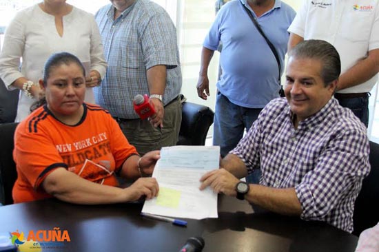 Entrega alcalde cheques a beneficiarios del Seguro de Vivienda 