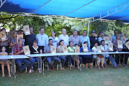 Entrega el Alcalde Licenciado Gerardo García escrituras a familias de la Ampliación Las Flores 