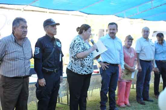 Entrega el Alcalde Licenciado Gerardo García escrituras a familias de la Ampliación Las Flores 