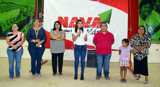 Entregan becas escolares y para madres solteras en Nava 