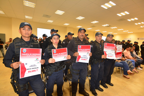 ENTREGAN A POLICÍAS 19 MIL PESOS EN APOYOS DEL FORTASEG 