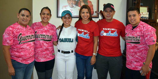 Felicita alcaldesa de Nava a jovencita que participará en el Nacional de Softbol Femenil en Puerto Vallarta 