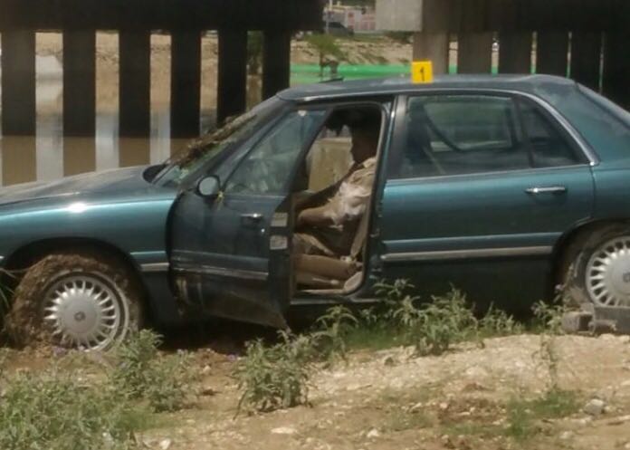 Muere una persona atrapada en su auto por tromba en Acuña