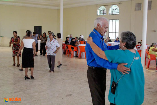 Ofrece el DIF baile a los adultos mayores 