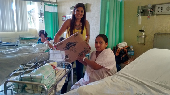 Visita Érika Lozano de Gutiérrez hospital y entrega dotación de pañales 