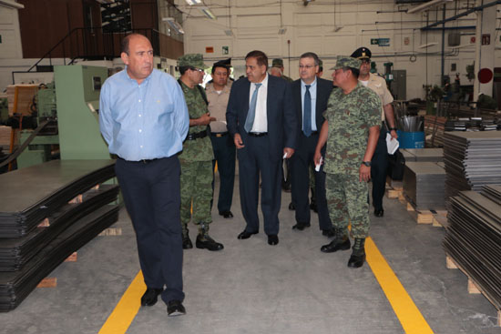 Visita gobernador industria militar 