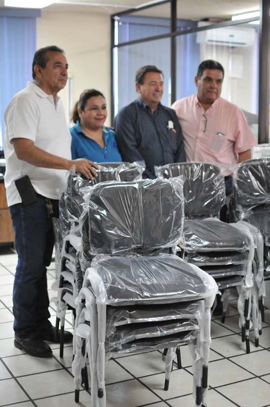 Apoya la Canaco con mobiliario a oficina de pasaportes de Monclova 