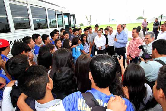 Cumple Rubén Moreira con jóvenes estudiantes 