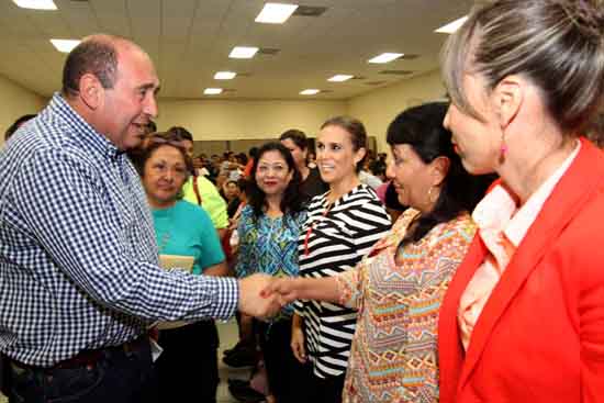 Entrega gobernador apoyos a mujeres emprendedoras 