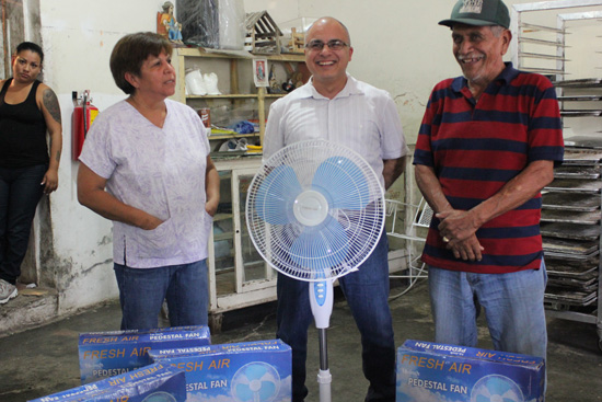 Entrega gobierno municipal ventiladores a comedor comunitario 