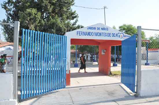 Entregan barda perimetral en Jardín de Niños Fernando Montes de Oca 