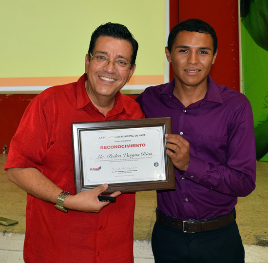 Imparte Pedro Vargas plática contra el bullying en adolescentes en Nava 