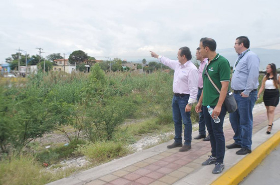 Recorren directivos de Heineken con el Alcalde un tramo del Río Monclova 