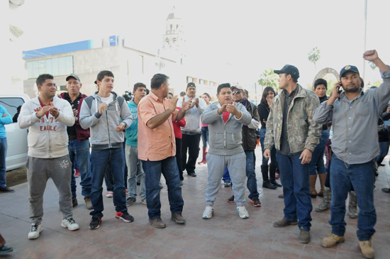 Agradecen personas desalojadas de Pemex que los dejó la policía municipal en libertad 
