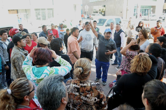 Agradecen personas desalojadas de Pemex que los dejó la policía municipal en libertad 