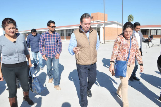Alcalde hace recorrido por la nueva escuela José María Uranga 