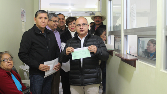 Cumple alcalde César Gutiérrez con su pago del impuesto predial 