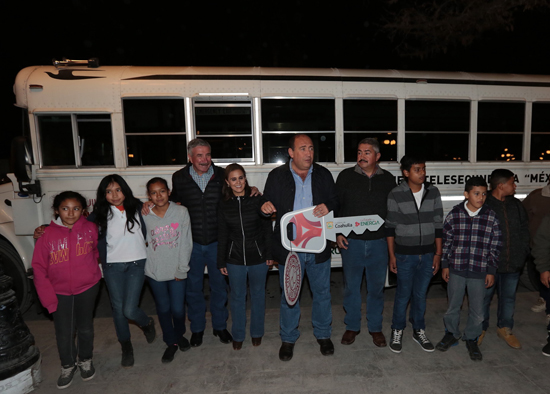 Entrega gobierno del estado camión escolar a la Telesecundaria México, en Múzquiz 