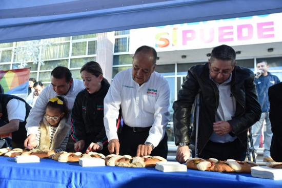 Parten la Rosca de Reyes en Presidencia Municipal 