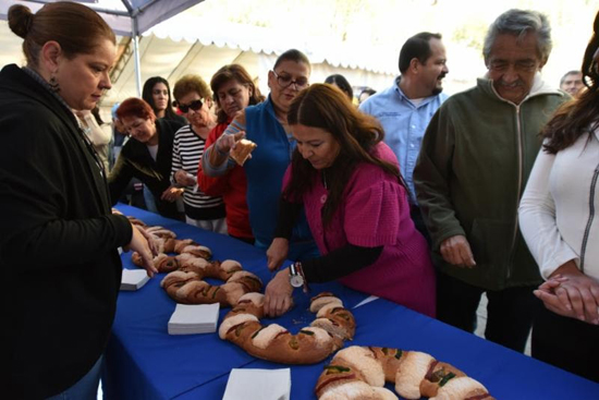 Parten la Rosca de Reyes en Presidencia Municipal 