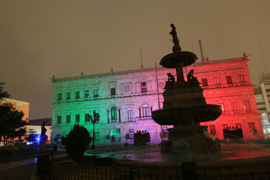 'Se visten' tricolores Palacio y Centro de Gobierno 