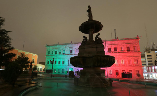 'Se visten' tricolores Palacio y Centro de Gobierno 