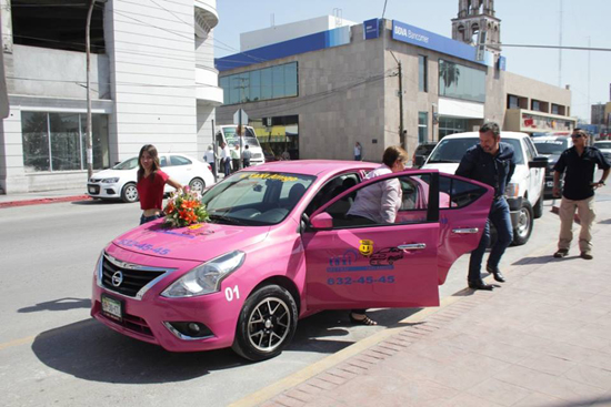 Alcalde da banderazo de inicio a taxis rosas 
