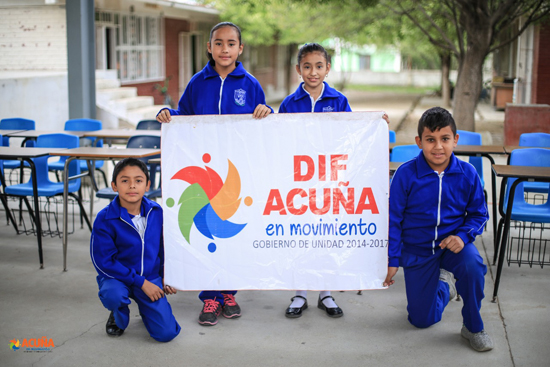 Dotan de mesabancos a  estudiantes de la primaria Manuel Acuña 