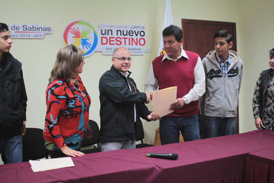 Entrega alcalde César Gutiérrez recursos del programa Seguro de Vida para Jefas de Familia 