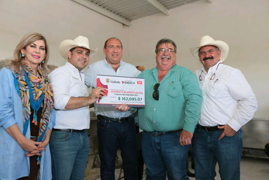 Entrega Rubén Moreira múltiples beneficios en gira por municipios 