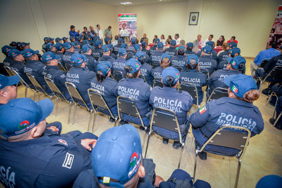 ENTREGAN DERECHOS PENSIONARIOS A FAMILIA DE EX POLICÍA FALLECIDO 