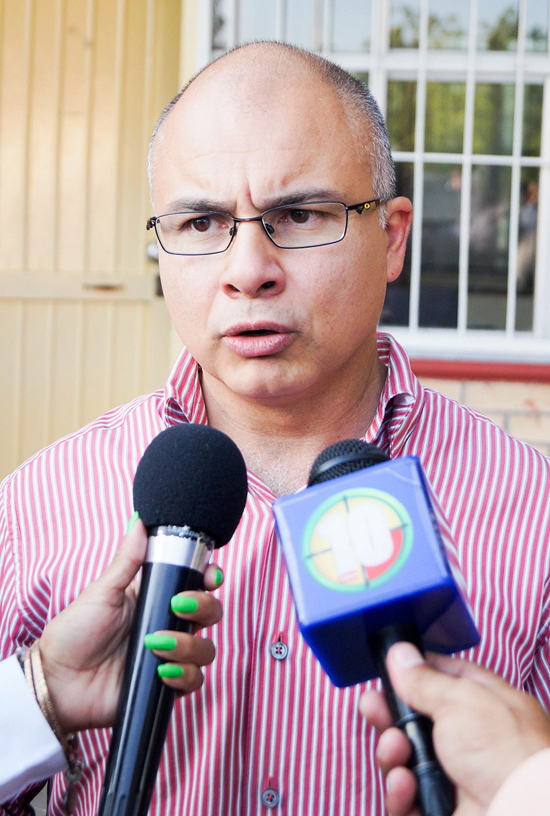 Cumple alcalde César Gutiérrez con la entrega de aguinaldos 