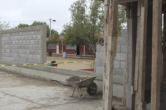 En marcha la construcción de barda perimetral en la primaria Leona Vicario de la col. La Obrera 