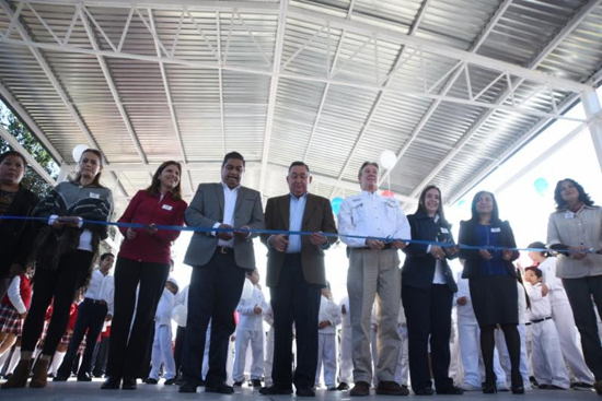Inaugura Isidro techumbre en escuela de colonia Hidalgo 