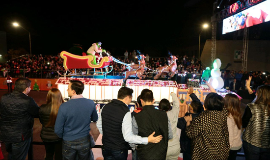 Desfile "Dulce Navidad" emociona a 120 mil saltillenses 