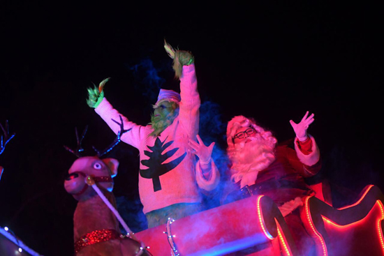 Desfile "Dulce Navidad" emociona a 120 mil saltillenses 