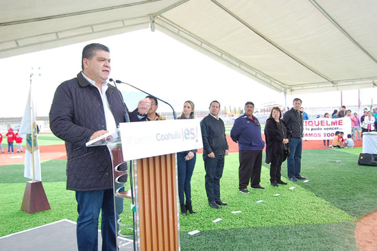 Inaugura gobernador Miguel Riquelme Unidad Deportiva oriente de Ramos Arizpe 