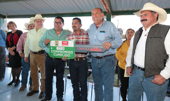 Entrega Rubén Moreira 700 tractores para el campo de Coahuila 