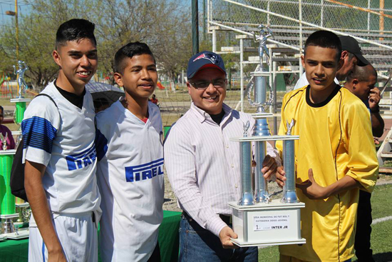 Inaugura alcalde César Gutiérrez torneo de futbol 