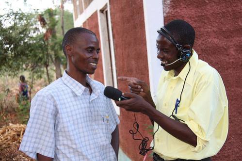 Festus Kaleli, de Radio Mang’elete, entrevista a un joven agricultor en el distrito de Nthongoni, en la región de Makueni, en Kenia. Crédito: Isaiah Esipisu/IPS.